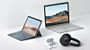 Fra venstre bak: Microsoft Surface Go 2 og Surface Book 3. Foran: Microsoft Surface Earbuds og Surface Headphones 2.