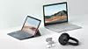 Fra venstre bak: Microsoft Surface Go 2 og Surface Book 3. Foran: Microsoft Surface Earbuds og Surface Headphones 2.