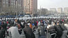 Dette bildet fra onsdag 23. november viser demonstranter som står ansikt til ansikt med sikkerhetspersonell i hvite beskyttelsesdrakter på fabrikkområdet til Foxconns største Iphone-fabrikk i Zhengzhou.