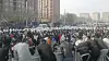 Dette bildet fra onsdag 23. november viser demonstranter som står ansikt til ansikt med sikkerhetspersonell i hvite beskyttelsesdrakter på fabrikkområdet til Foxconns største Iphone-fabrikk i Zhengzhou.
