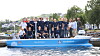 Her er fjorårets gruppe med sommerstudenter hos Kongsberg Gruppen, som jobbet med et sommerprosjekt som gikk ut på å utvikle systemer for autonom seilas og fjernstyring av et modellskip.
