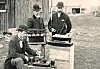 Ingeniører ved British Post Office inspiserer Marconis trådløse telefon-utstyr under en demonstrasjon på Flat Holm Island i 1895.