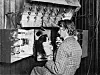 John Logie Baird demonstrerer sitt televisor-utstyr i 1925.