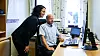 TAR UT RESULTATENE HER: Per Ove Kjøs er av de menneskelige ressursene som samarbeider tettest med robotene på Skatteetatens avdeling på Nordfjordeid. Her sammen med underdirektør og kontorleder Monica Mundal.