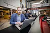 Mellom sine reiser rundt i verden for å introdusere KI-miljøene for Tsetlin-maskinen, trives han best med å jobbe i den travle kaféen på universitetet der det skjer mye rundt ham, heller enn på cellekontoret. Foto: Arash A. Nejad