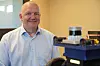 Arne Kjørsvik forklarer at de kan skreddersy systemet for en rekke ulike sensorer. På bidet ses både kamera og lidar. Foto: Lars Bugge Aarset/Ocean Autonomy Cluster