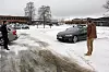 Pål-André Kjøniksen i Skill (til venstre) demonstrerer at han med en mobilapp kan får Teslaen sin til å kjøre framover og bakover, uten at noen sitter i bilen. Kollegaen Brage Rønning Tukkensæter observerer.