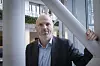 Avdelingsdirektør Svein Sundfør Scheie i sikkerhetsavdelingen i Nasjonal kommunikasjonsmyndighet sier de tre mobilnettene i utgangspunktet skal være med på likeverdig basis. Her fotografert under seminaret Mobil agenda 28. oktober 2025. Foto: Håvard Fossen