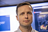 Lars Benjamin Vold, daglig leder i Norma Cyber, bekrefter at utdatert programvare som Windows XP fremdeles dukker opp på helt nye skip. Han peker på komplekse krav til testing og godkjenning som en del av forklaringen på hvorfor teknologien om bord ofte ligger etter utviklingen på land.