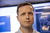 Lars Benjamin Vold, daglig leder i Norma Cyber, bekrefter at utdatert programvare som Windows XP fremdeles dukker opp på helt nye skip. Han peker på komplekse krav til testing og godkjenning som en del av forklaringen på hvorfor teknologien om bord ofte ligger etter utviklingen på land.
