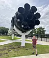 Nyvalgt leder i Orbit NTNU, Ulrik Falk-Petersen, var på plass ved oppskytingsstedet Cape Canaveral i Florida onsdag ettermiddag. Her foran en Falcon 9-rakett, samme typen som Selfiesat ble skutt opp med. Foto: Orbit NTNU