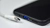 Den ny loven sier at USB-C, som i dag brukes i Android-telefoner, skal bli felles ladestandard for alle typer smarttelefoner, nettbrett, kameraer og hodetelefoner i EU fra 2024.