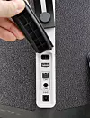 Under et gummideksel finner du tilkobling for eksterne lydkilder (både optisk og analog), samt en USB-kontakt som lar deg lade mobiltelefonen. Foto: Kurt Lekanger