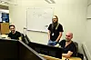 På besøk: Joakim Eide (til høyre) og Bendik Brenne (til venstre) er innleide konsulenter. Begge systemutviklerne var på besøk da Digi.no var innom. Håvard Tørresen er fast stasjonert på Leikanger. Foto: Jørn-Arne Tomasgard