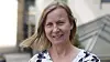 Direktør i Nasjonal kommunikasjonsmyndighet, Elisabeth Aarsæther, trekker på smilebåndene når hun leser neste års statsbudsjett.
