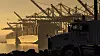 Verdens skipshandel er under en økende trussel for dataangrep, mener myndigheter og eksperter. Her ankommer en lastebil en havn i Los Angeles for å hente varer.