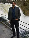 Jon von Tetzchner er den eneste investoren i Vivaldi Technologies. Det gir selskapet betydelig frihet. Her står han ved de livlige Nedre Vøyenfallene i Akerselva, Oslo. Foto: Harald Brombach