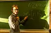 – Topologiske kvantebits er spennende, men det er vanskelig å beskrive denne matematikken med ord. Da blir de fine nyansene borte, forteller Gunnar Lange. Foto: Yngve Vogt