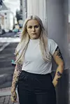 Mia Landsem oppgir at hun alltid sjekker etter skjulte kameraer, blant annet ved hjelp av Fing-appen. Foto: Syver Aas-Bakke