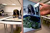 Når nettbrettet holdes opp mot kartet på bordet, dukker byen elevene har designet opp i 3D på nettbrett-skjermen – plassert inn i omgivelsene. Foto: Pia Eide