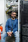 Jahid Hussain Masud sitter under testnoden til ICE i Nydalen. Herfra går 5G-signalet ut til ulike antenner. Foto: Are Thunes Samsonsen