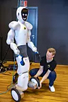 Roboten Eve har svært god balanse. Den har tyngdepunktet høyt og kan stå imot krefter som drar i den. Hjul i stedet for føtter gir en mer effektiv robot. Den kan passere dørstokker, men er avhengig av heis mellom etasjene. Foto: Jan Johannessen