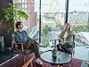 En konsertscene er bygd i hjørnet, hvor Bendik Schrøder og Sandra Rørvik Kofoed nyter byens kanskje beste utsikt mot Youngstorget og maktinstitusjonene rundt. Her har de også orkesterplass til det nye regjeringskvartalet, som er i ferd med å reise seg. Foto: Are Thunes Samsonsen
