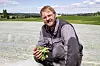 – Vi får større avlinger med bedre kvalitet, sier Einar Dyste i Lundstad grønt AS. Foto: Lars Ovlien