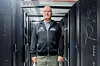 I en ny bok går Henrik Kramselund gjennom både de tekniske og personlige erfaringene med å drive Tor-exit-noder. Her er han i det danske datasenteret der serverne er plassert.