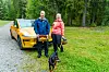 Thomas, Sol og hunden Pi foran deres kantarellfargede Tesla. Foto: Kristin Krog Mehammer