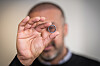 Wasqas Aziz Malik viser fram ringen som norske Euron venture group har utviklet. Dette er en smartring som registrerer helse- og treningsdata.