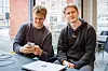 Verken Herman Moberg (til venstre) eller medstudent Christian Ahlfors betaler for mobilabonnementene sine. Foto: Kristin Mehammer