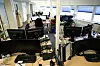 Her får du hjelp: 11 personer jobber til daglig med å veilede og hjelpe brukerne til innlogging hos Difi på Leikanger. Når skattetallene legges frem er det høysesong, og de må bemanne med 9-10 ekstra. Seksjonssjef Hege Feet Askvik har kontrollen lengst bak. Foto: Jørn-Arne Tomasgard
