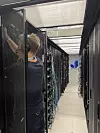 Jottacloud har operert med egen maskinvare på norsk jord i 18 år. Disse rackene utgjør i dag endestasjonen for det transatlantiske flyttelasset. Foto: Jotta AS