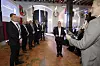 Prosjektleder Petter Moe i Forsvarsmateriell (midten) før utdeling av pris til vinnerbidraget 26. juni. Foto: Foto