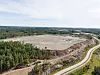 Dronebilde av en stor, tom tomt utenfor Arendal, hvor Bulk planlegger datasenter.