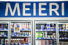 Skiltet «MEIERI» over kjøledisker med melk, yoghurt og andre meieriprodukter.