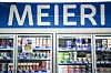 Skiltet «MEIERI» over kjøledisker med melk, yoghurt og andre meieriprodukter.