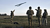 En ukrainsk soldat sender av gårde en drone i Donetsk.